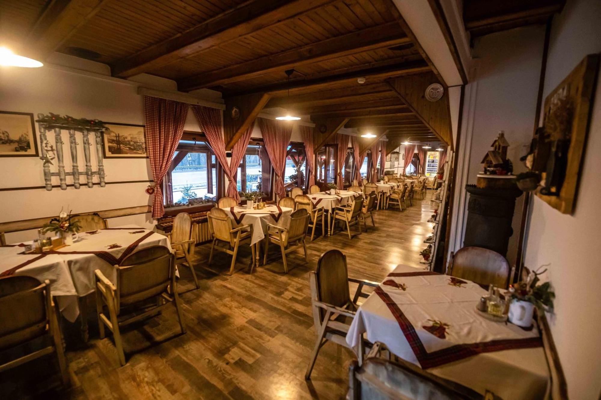 Corunca Pensiune Restaurant Lyra מראה חיצוני תמונה